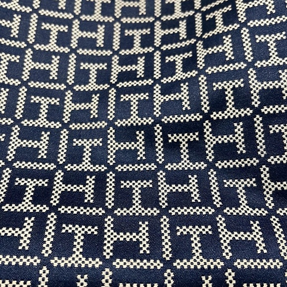 Tommy Hilfiger women’s handbag in like new condition. Mainly navy with white TH - Picture 3 of 10